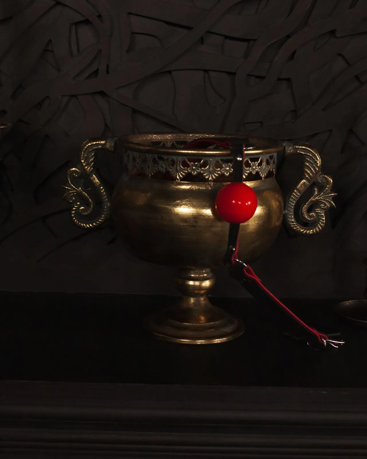 кляп scandal с ремешком из натуральной кожи и силиконовым шариком (black&red) в Сочи