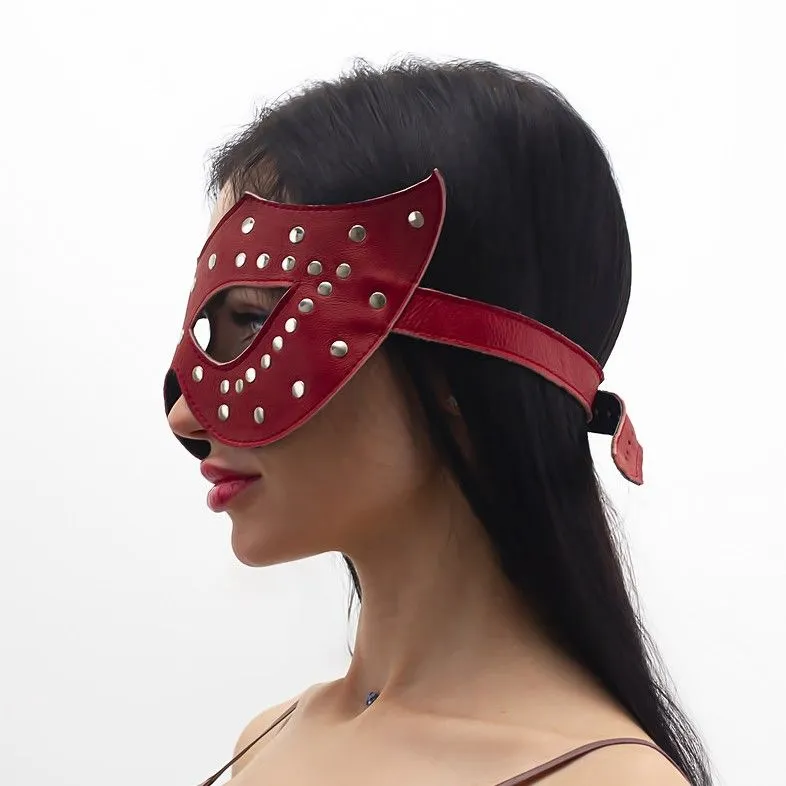 маска подиум с заклепками, красная в Сочи