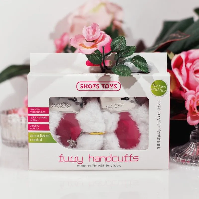 наручники декоративные с мехом shots beginner"s handcuffs furry, белые в Сочи