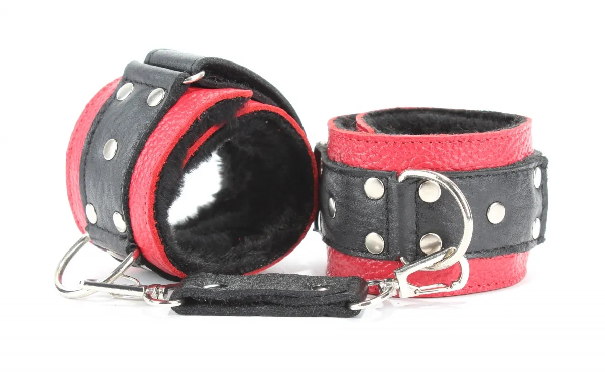 наручники  с мехом красно-чёрные 51009ars в Сочи