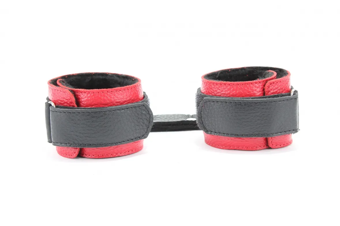 наручники  с мехом красно-чёрные 51009ars в Сочи