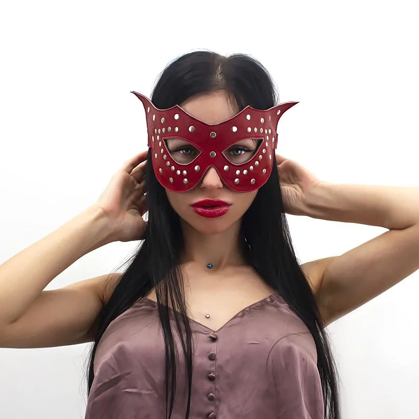 маска подиум с заклепками, красная в Сочи