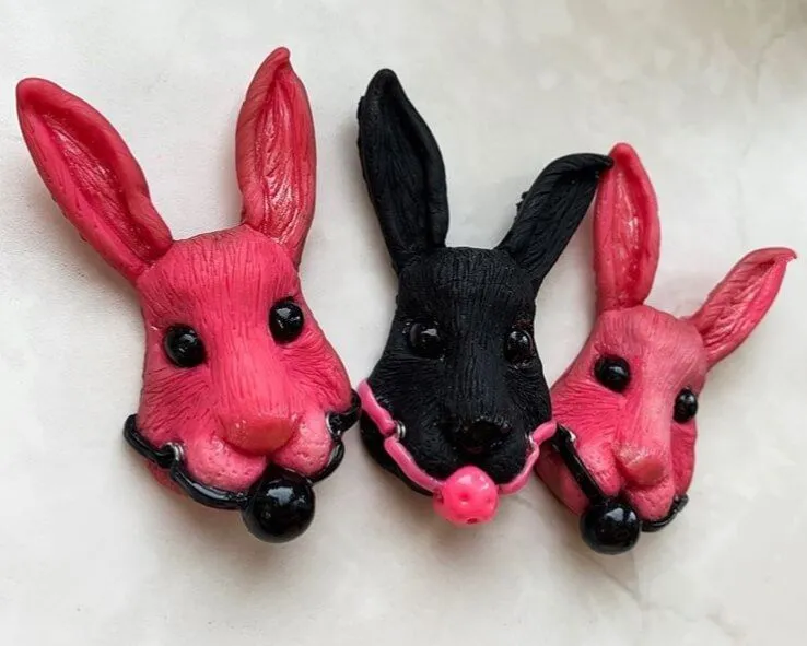 брошь pinkrabbit розовый кролик с черным кляпом, на магните в Сочи