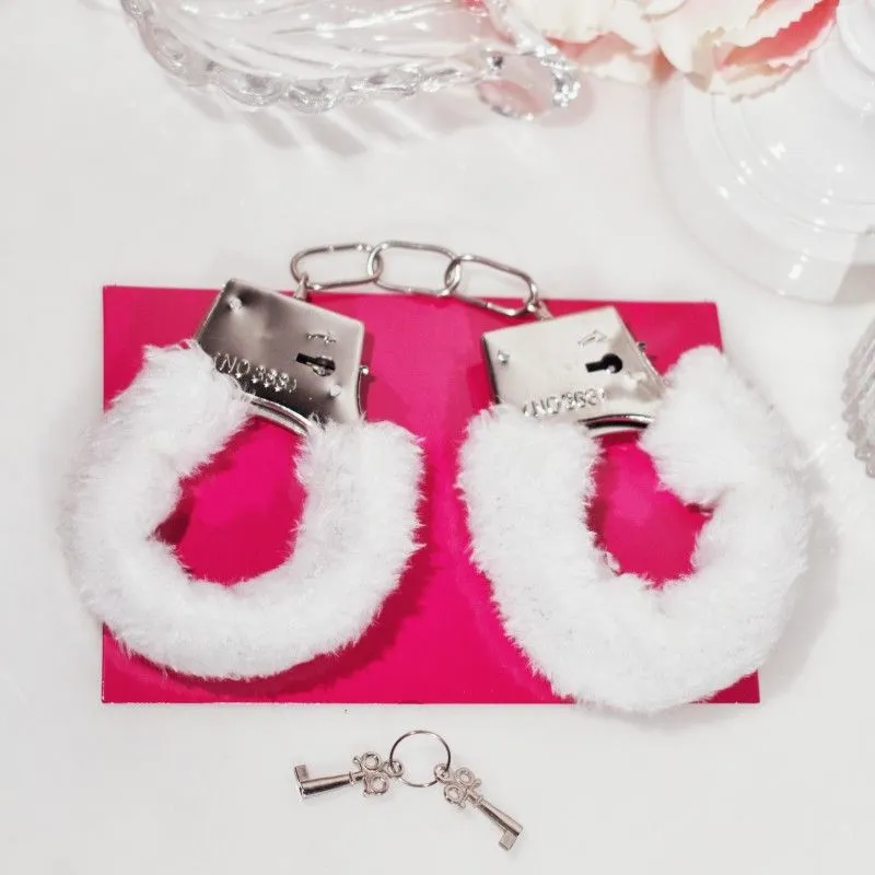 наручники декоративные с мехом shots beginner"s handcuffs furry, белые в Сочи