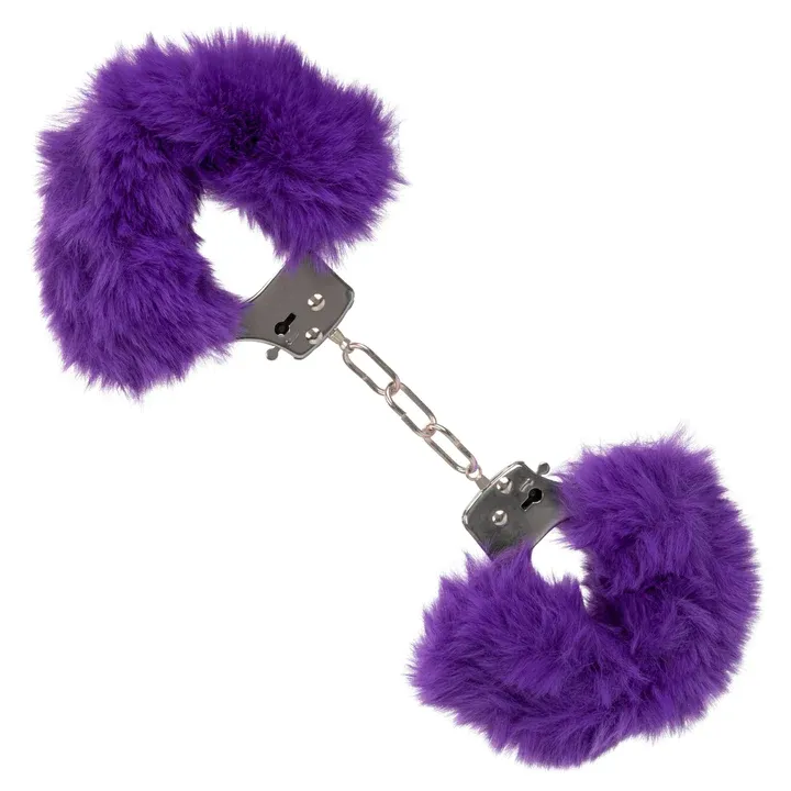 металлические наручники с искусственным мехом ultra fluffy furry cuffs, фиолетовые в Сочи