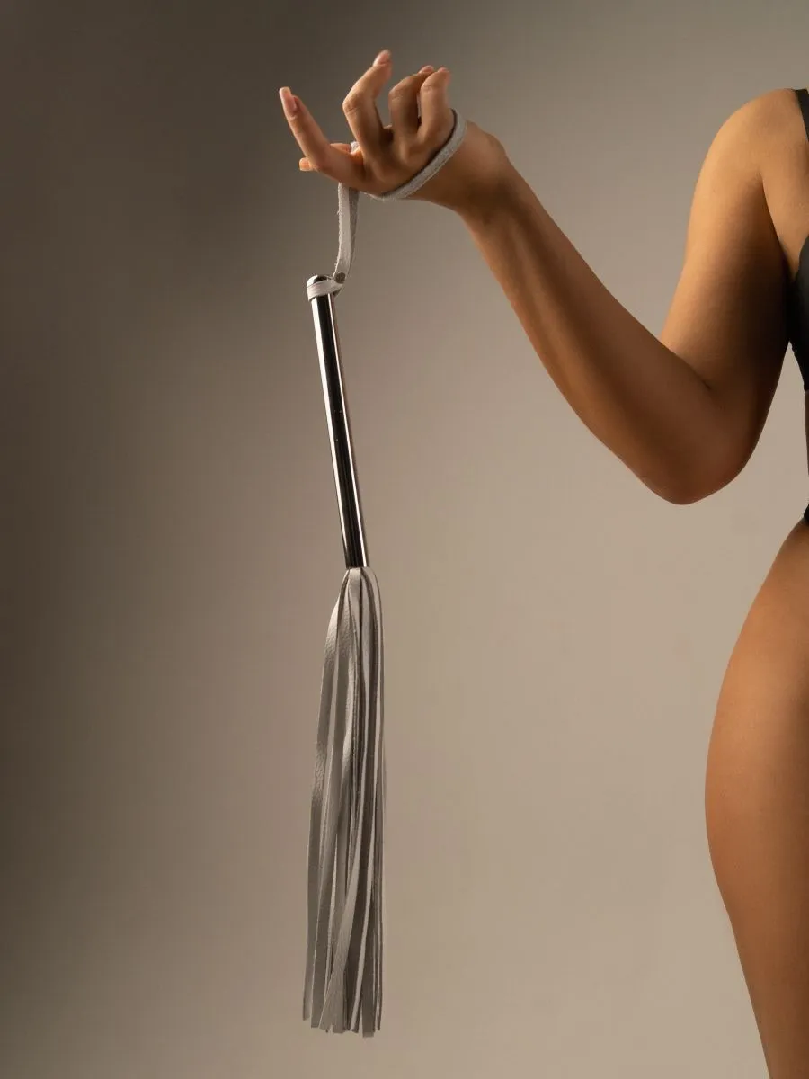 флоггер pinkrabbit из белой кожи с хромированной ручкой в Сочи