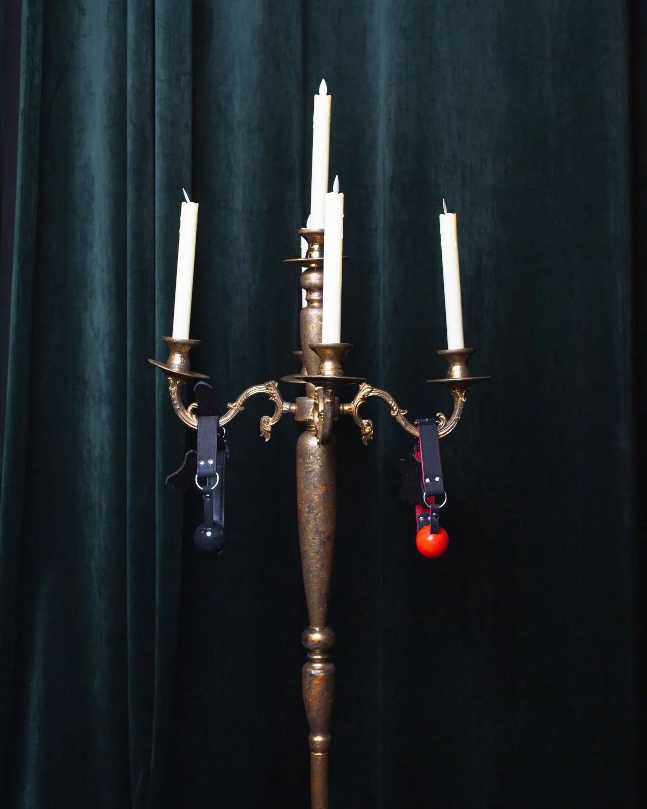 кляп scandal с ремешком из натуральной кожи и силиконовым шариком (black) в Сочи