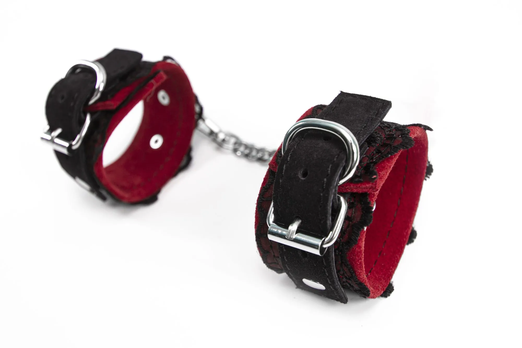 hаручники pinkrabbit замшевые красные с черным кружевом на цепочке в Сочи