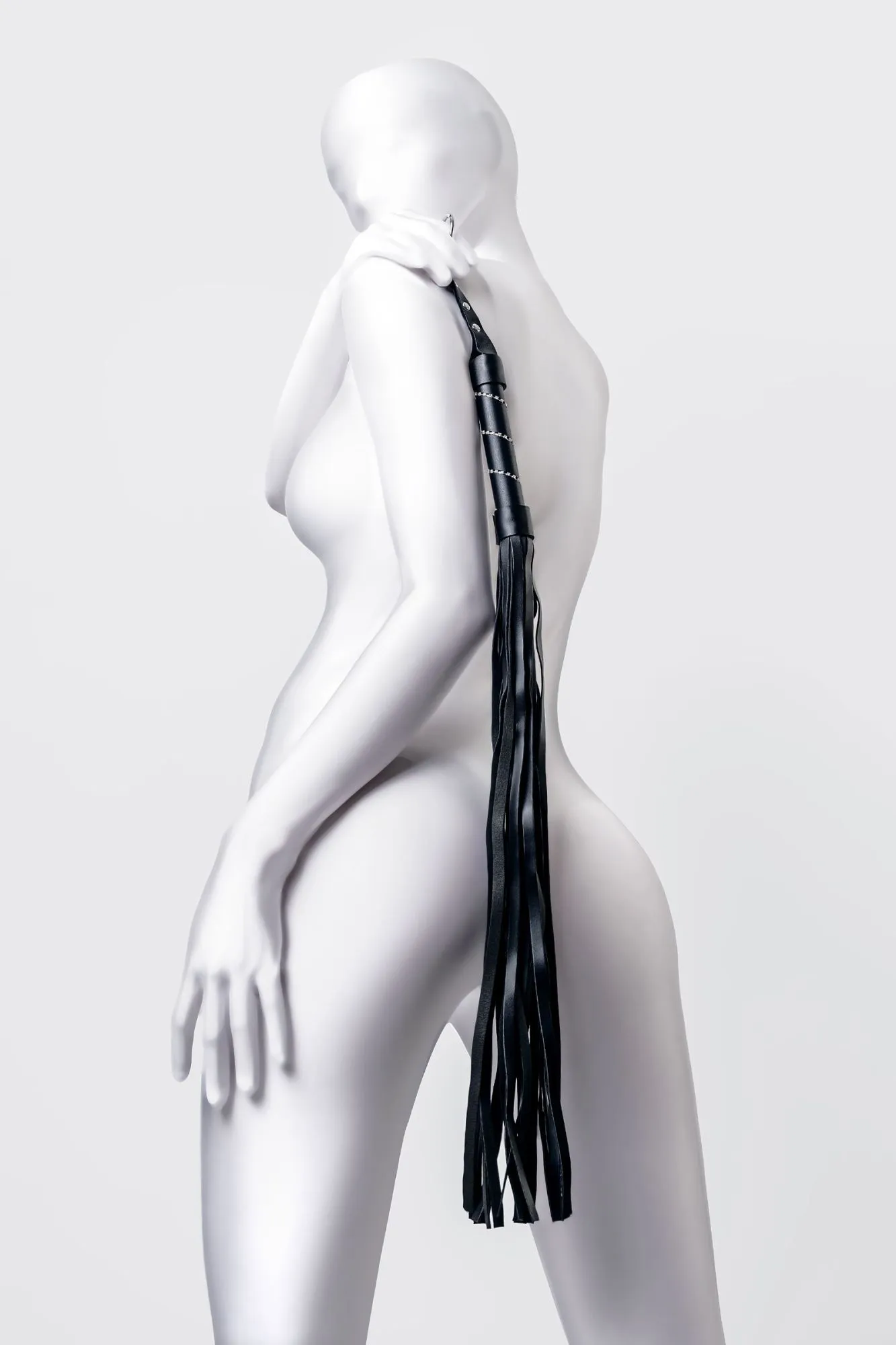 флоггер anonymo #0005, pu кожа, черный, 64 см в Сочи