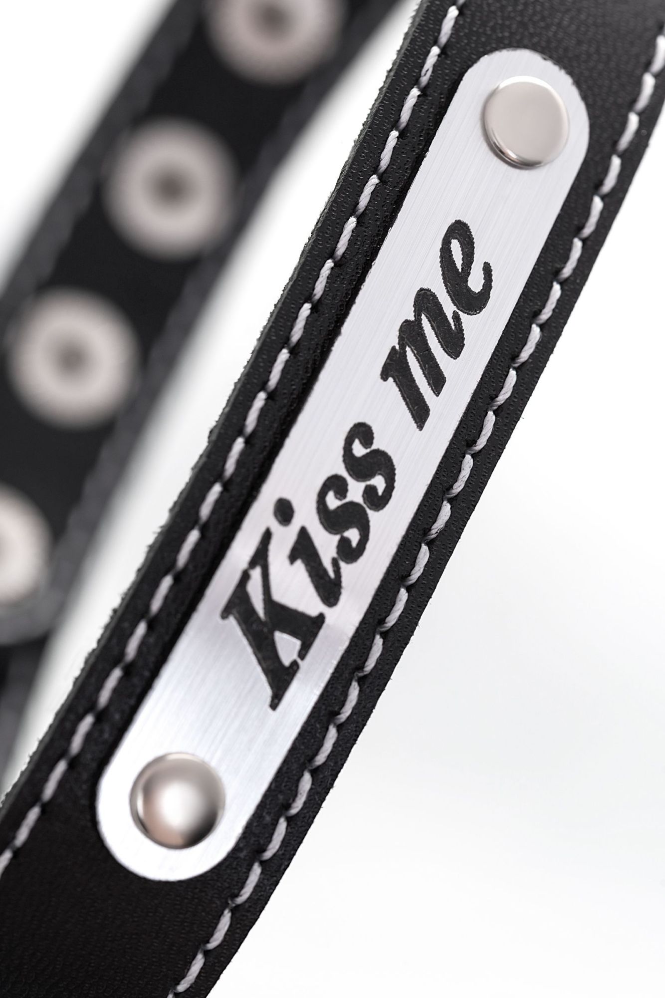 чокер штучки-дрючки «kiss me» с белой строчкой, кожанный, чёрный в Сочи